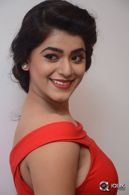 Yamini-Bhaskar-At-100-Days-of-Love-Movie-Audio-Launch